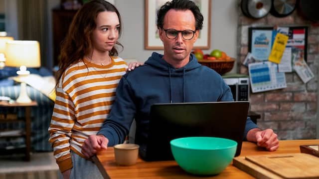 Papa, du musst unter Leute: Die Serie „The Unicorn“ bei Sky